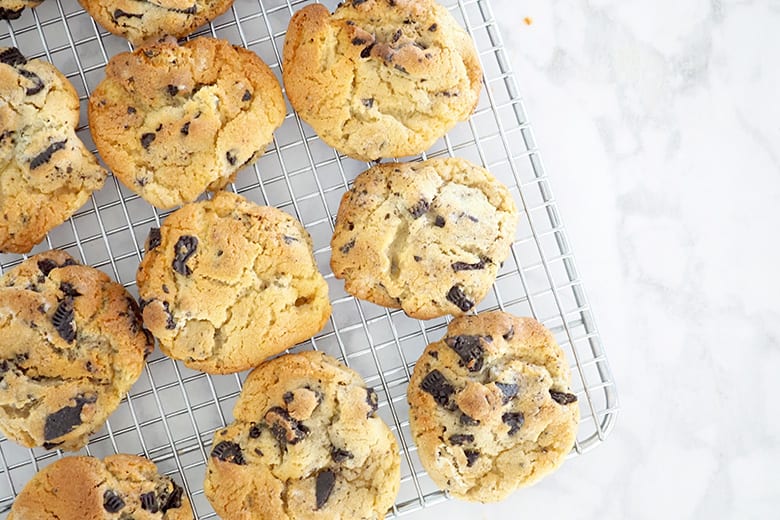 Perfect golden chocolate cookies with Oreo biscuits