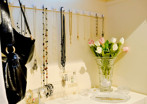 {The Organised Housewife} Organising jewellery