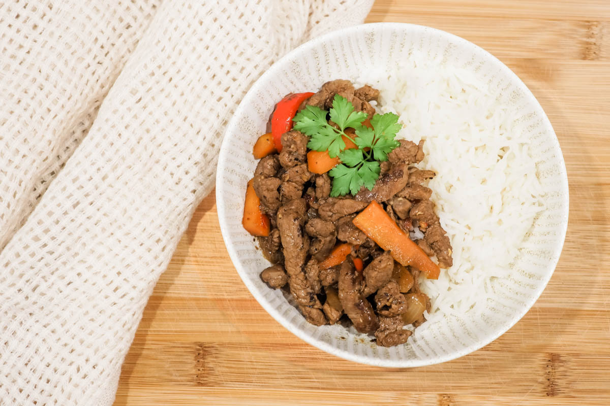 BEEF AND GARLIC STIR FRY - A fast and easy family weeknight meal. This can be served as per the recipe, or add in some vegetables such as carrots, brocolli, capsicum, cabbage and more to stretch it to feed more, make leftovers and add/or extra nutrients.