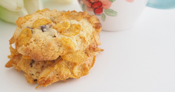 CRUNCHY CHOCOLATE CHIP CORNFLAKE COOKIES - An old favourite, crunchy chocolate chip cornflake cookies, great to fill up the kids lunchbox or an after school snack.