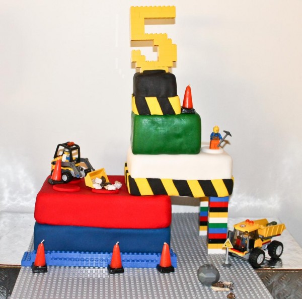 A cake made out of Lego pieces on display at the Bricks Cascade convention  in Portland, Oregon. (Photo by: Alex Milan Tracy/Sipa USA Stock Photo -  Alamy