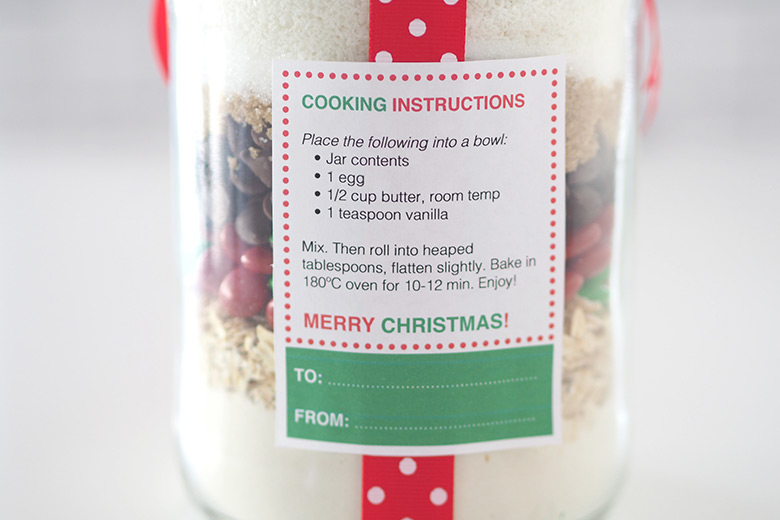 Christmas Cookie Mix in a Jar is a fabulous homemade gift idea. Look no further for a creative handmade gift idea for your friends, kids teachers, family, neighbours, work colleagues. The gift of a DIY kit, so they can make their own batch of Christmas cookies.