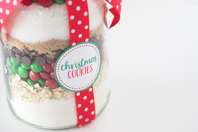 Christmas Cookie Mix in a Jar is a fabulous homemade gift idea. Look no further for a creative handmade gift idea for your friends, kids teachers, family, neighbours, work colleagues. The gift of a DIY kit, so they can make their own batch of Christmas cookies.