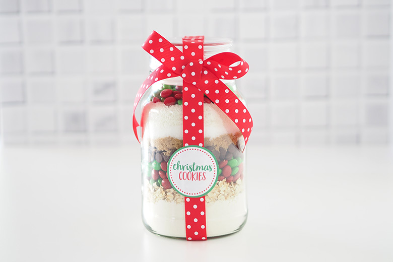 Christmas Cookie Mix in a Jar is a fabulous homemade gift idea. Look no further for a creative handmade gift idea for your friends, kids teachers, family, neighbours, work colleagues. The gift of a DIY kit, so they can make their own batch of Christmas cookies.