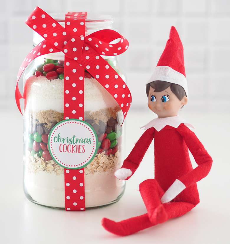Christmas Cookie Mix in a Jar is a fabulous homemade gift idea. Look no further for a creative handmade gift idea for your friends, kids teachers, family, neighbours, work colleagues. The gift of a DIY kit, so they can make their own batch of Christmas cookies (or biscuits). 