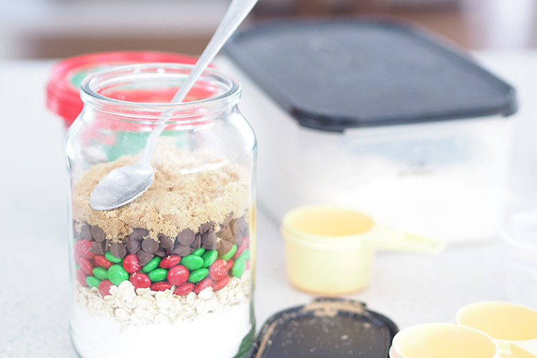 Christmas Cookie Mix in a Jar is a fabulous homemade gift idea. Look no further for a creative handmade gift idea for your friends, kids teachers, family, neighbours, work colleagues. The gift of a DIY kit, so they can make their own batch of Christmas cookies.