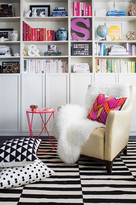 honey-and-fizz-via-Adore-mag-family-room-striped-rug-bookshelves