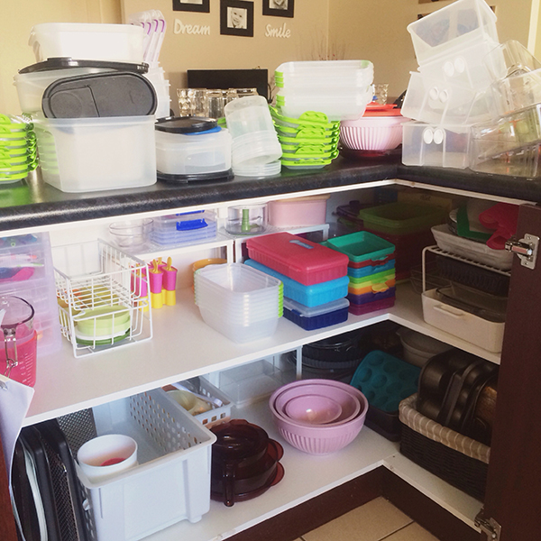 {The Organised Housewife} Organising Tupperware Plastics Cupboard 1