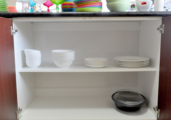 {The-Organised-Housewife}-Orgnaise-the-crockery-cupboard-1
