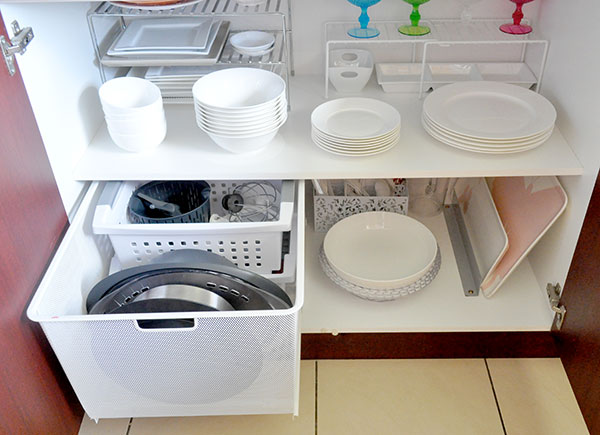 {The-Organised-Housewife}-Orgnaise-the-crockery-cupboard-14