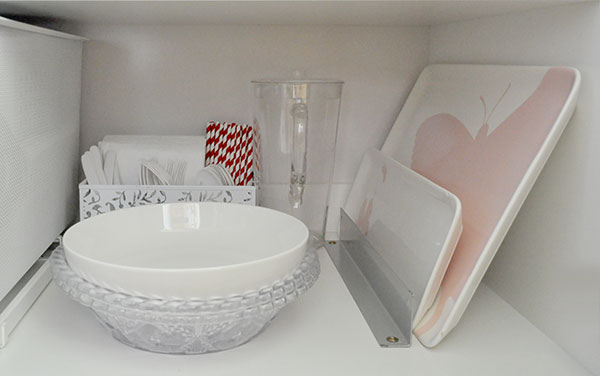 {The-Organised-Housewife}-Orgnaise-the-crockery-cupboard-8