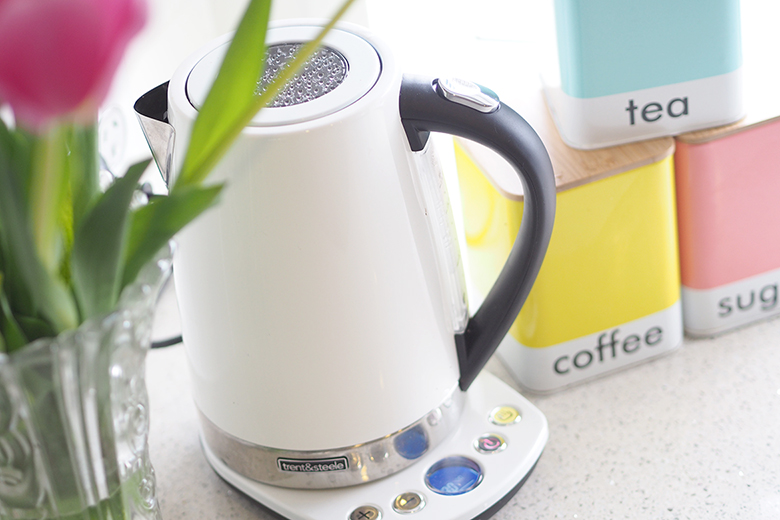 How to clean the limescale off the kettle