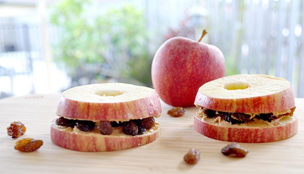 Healthy-After-School-Snack-ideas---apple-peanut-butter-and-sultana-slices