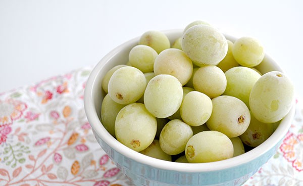 healthy-after-school-snack-idea---frozen-grapes