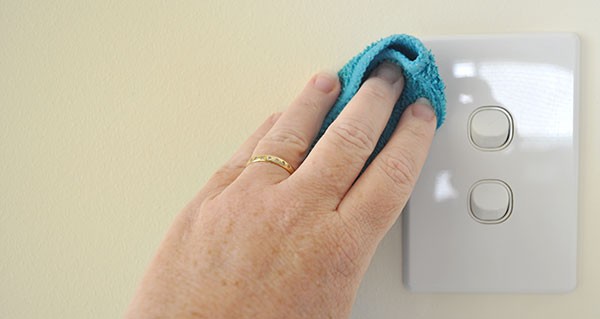 How-to-clean-a-light-switch