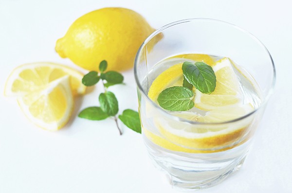 water-drink-fresh-lemons-600