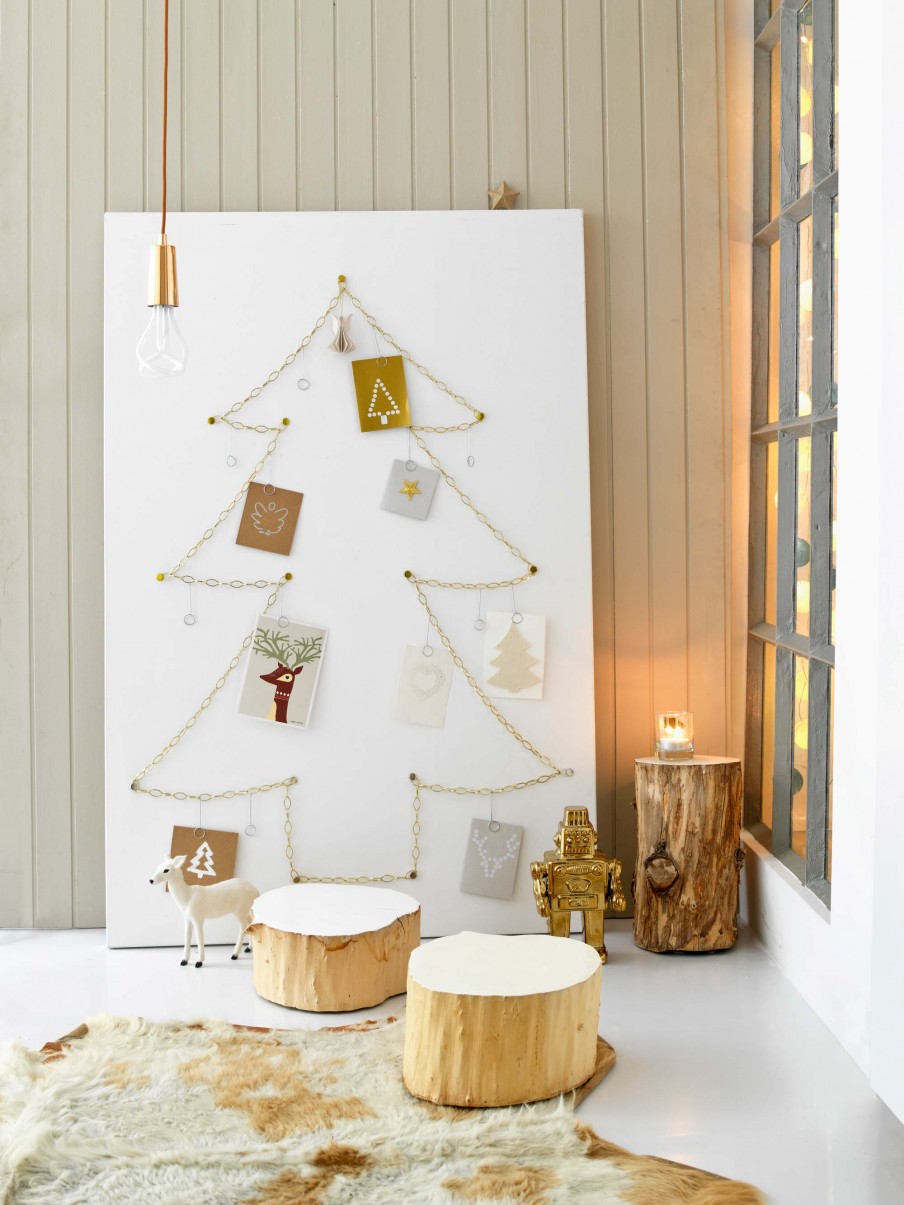 Clever and creative ways to display your Christmas cards. 