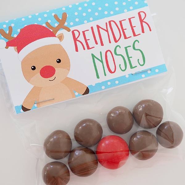 Christmas treat bags are an easy and inexpensive gift to give. I have had some fun recently making up some new Christmas Bag Toppers, Reindeer Noses, Merry Christmas, Magic Reindeer Food and more. 