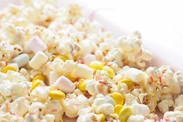 white-chocolate-popcorn-birthday-snack-food