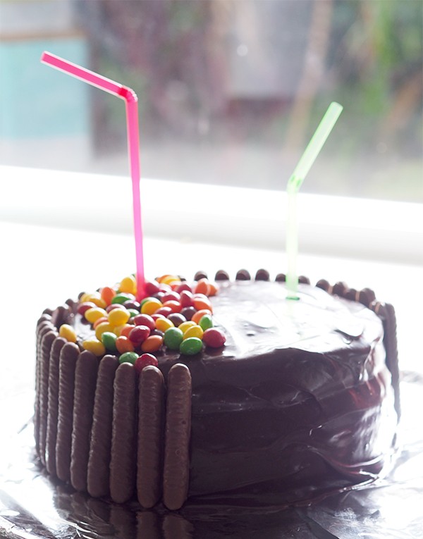 A really fun and quirky birthday cake idea. The kids will be amazed by the gravity cake with their favourite lollies or chocolates falling down from the packet. 