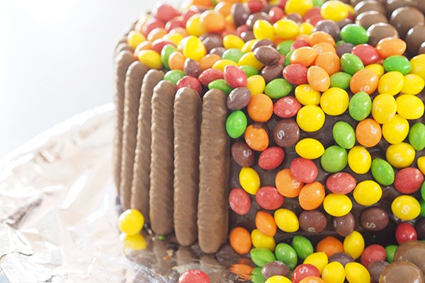 A really fun and quirky birthday cake idea. The kids will be amazed by the gravity cake with their favourite lollies or chocolates falling down from the packet. 