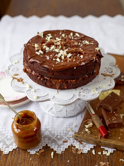 This Chocolate & Salted Caramel Cake by Jamie Oliver looks amazing. A chocolate cake with a hint of coffee, salted caramel oozing between two cake layers, topped with a chocolate ganache. This will certainly be a show stopper! 