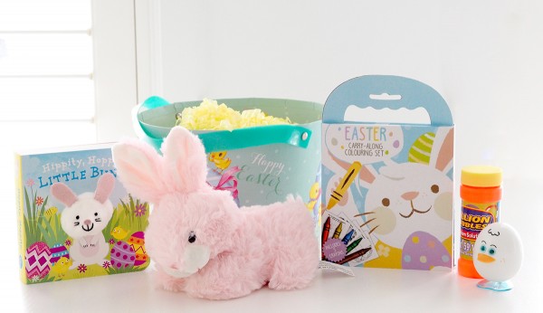 I've created a litte sugar free easter basket for my nieces, to give them instead of chocolate this year! I've put together a collection of 25 sugar free easter gift ideas for kids, for them to get creative, play with, wear, cuddle and more. 