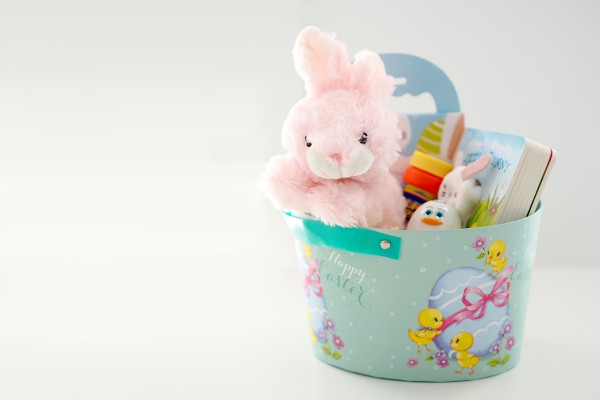 I've created a litte sugar free easter basket for my nieces, to give them instead of chocolate this year! I've put together a collection of 25 sugar free easter gift ideas for kids, for them to get creative, play with, wear, cuddle and more. 