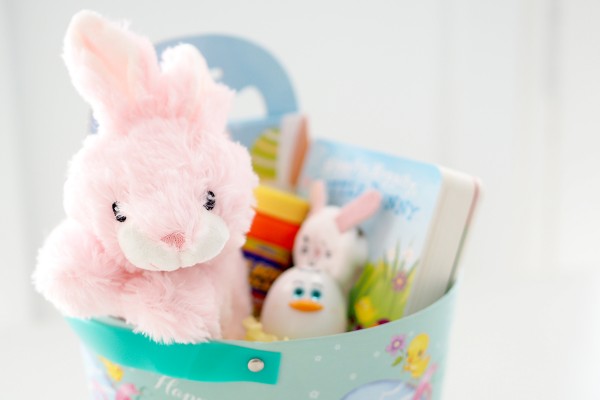 I've created a litte sugar free easter basket for my nieces, to give them instead of chocolate this year! I've put together a collection of 25 sugar free easter gift ideas for kids, for them to get creative, play with, wear, cuddle and more. 