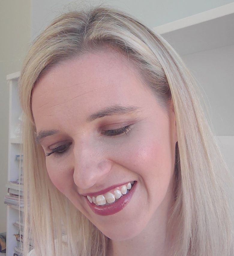 Real mum quick and easy ideas, showing us how to take your makeup from day to night.