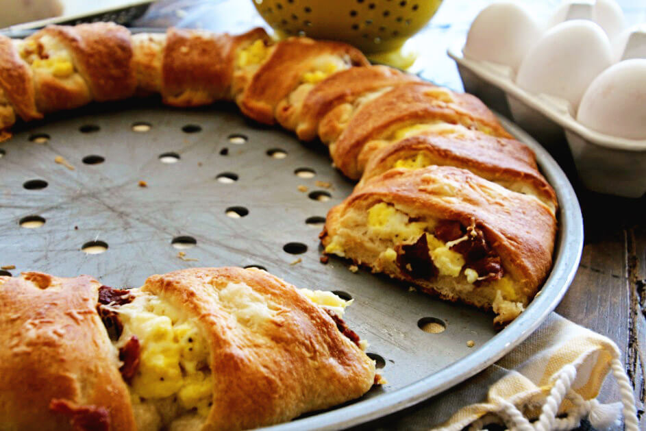 CHEESY BACON AND EGG CRESCENT RING - Let’s be real, can you go wrong with Crescent Rolls stuffed with anything? Nope you can’t, but this is super duper delicious.It’s stuffed with eggs, bacon, cheese and eggs. Drooling yet? Dad will be! 