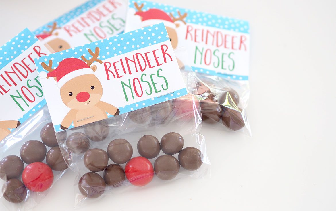 Christmas treat bags are an easy and inexpensive gift to give. I have had some fun recently making up some new Christmas Bag Toppers, Reindeer Noses, Merry Christmas, Magic Reindeer Food and more. 