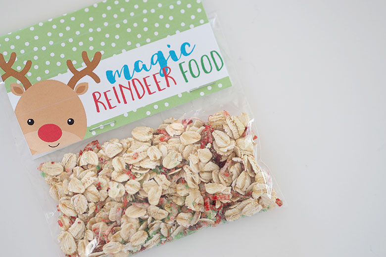 Magic Reindeer Food treat bags are an easy and inexpensive gift that the kids can give to their friends and kindy friends at the end of the year. It's easy to spread the Christmas spirit with this adorable little treat. 