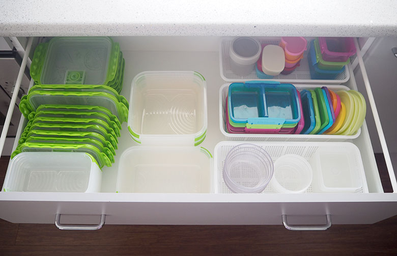 Organise kitchen tupperware. Declutter kitchen drawers.