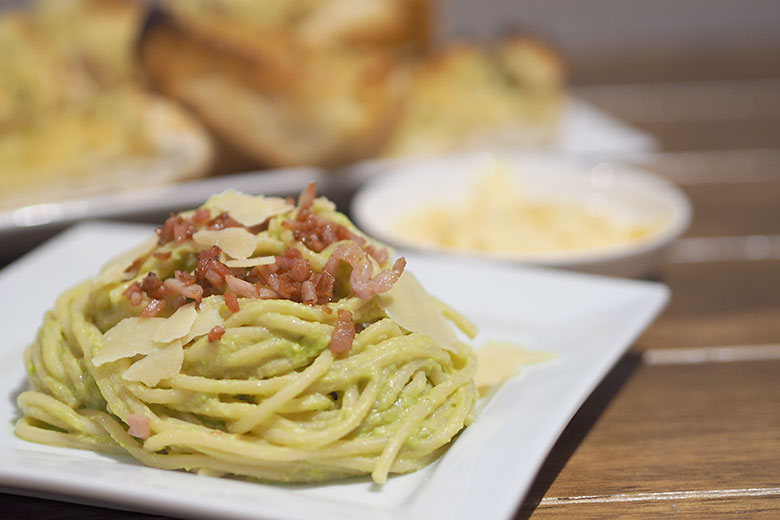 Needing a "super fast, haven't got much time" dinner idea? Look no further. This meal will take you less than 20 minutes to prepare. It's a matter of cooking the spaghetti, browning up some bacon and mixing together the creamy avocado sauce.