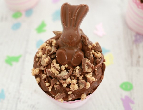 Easter is one of my favourite holidays. To me, Easter is all about spending time with loved ones, eating chocolate and having fun. I've put together some Clever Easter Party Ideas that will help you decorate your house and entertain your guests.
