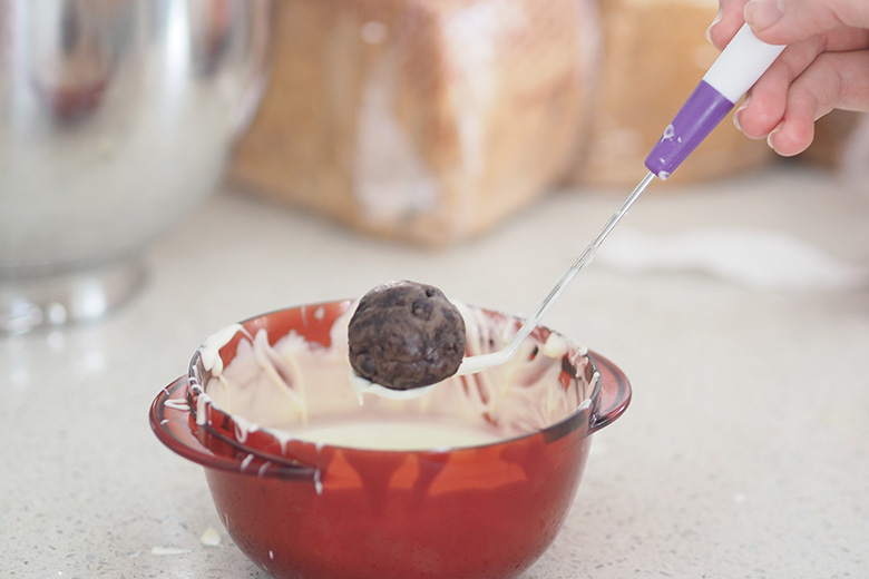 After a bite-sized snack for Christmas Day or an upcoming Christmas party?  Chocolate Peppermint Cheesecake Balls are an uber delicious festive treat, not very hard to make and only use 5 ingredients! 