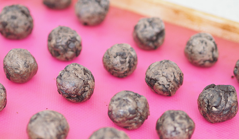 After a bite-sized snack for Christmas Day or an upcoming Christmas party?  Chocolate Peppermint Cheesecake Balls are an uber delicious festive treat, not very hard to make and only use 5 ingredients! 