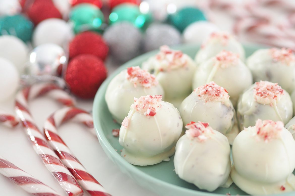 After a bite-sized snack for Christmas Day or an upcoming Christmas party?  Chocolate Peppermint Cheesecake Balls are an uber delicious festive treat, not very hard to make and only use 5 ingredients! 