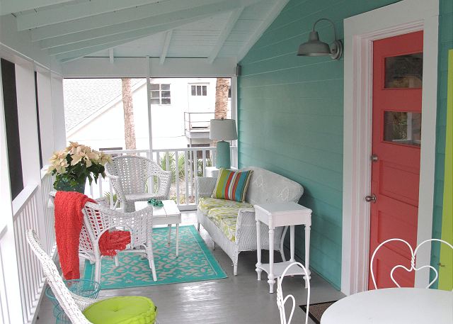 How I painted our front door yellow with minimal effort and in a matter of hours. 