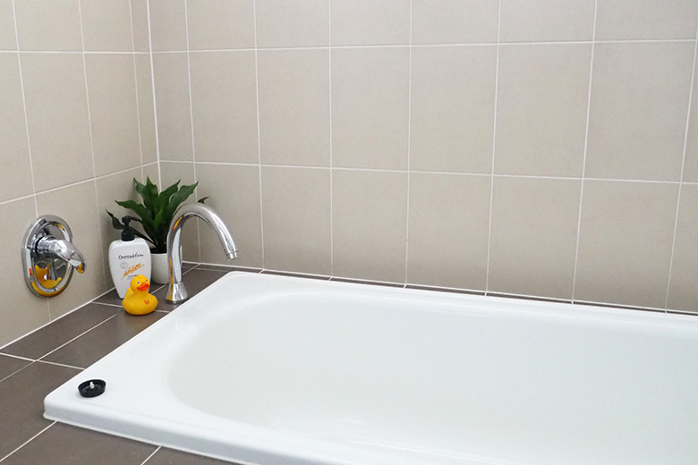 How To Clean A Bathtub The Organised, Clean Bottom Of Bathtub