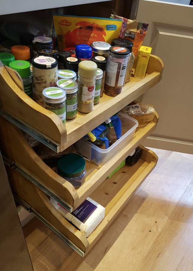 Kitchen drawers tidy and organised. Ideas for storage in kitchen.