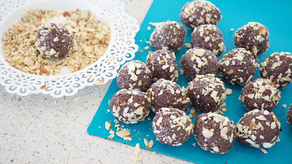Who said brownies have to be unhealthy? My Chocolate Almond Brownie Bliss Balls are a chewy, soft, indulgent, chocolatey,  and oooooh such a good treat!