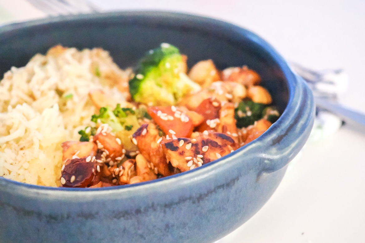 This easy spiced chicken stir fry with sesame and cashew rice is a quick, flavour-packed weeknight dinner. Customise with your favourite veggies – perfect for busy families!