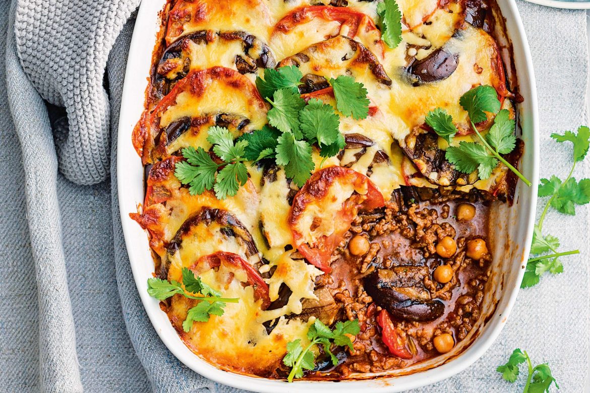 I love the variety of cuisines in this weeks family meal plan from reader Melissa, from Thai Chicken Pies to Morrocan Mince bake. 