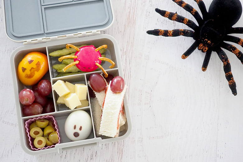 Halloween falls on a school day this year! To help the kids get into the Halloween spirit you could create a Halloween lunch box with some of these spooky Halloween lunchbox snack ideas for kids.