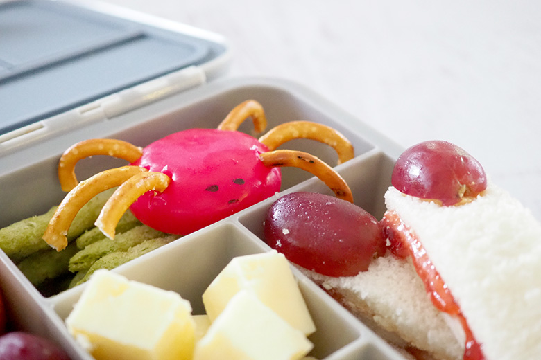 Halloween falls on a school day this year! To help the kids get into the Halloween spirit you could create a Halloween lunch box with some of these spooky Halloween lunchbox snack ideas for kids.