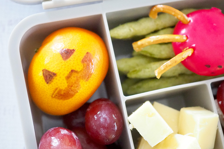 Halloween falls on a school day this year! To help the kids get into the Halloween spirit you could create a Halloween lunch box with some of these spooky Halloween lunchbox snack ideas for kids.