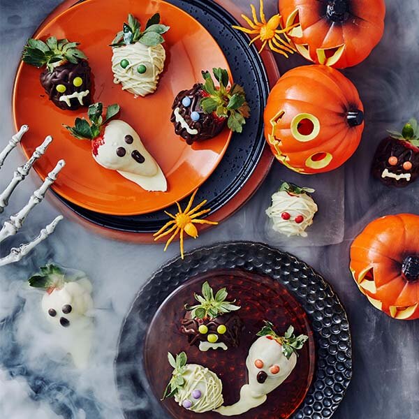 Halloween falls on a school day this year! To help the kids get into the Halloween spirit you could create a Halloween lunch box with some of these spooky Halloween lunchbox snack ideas for kids.