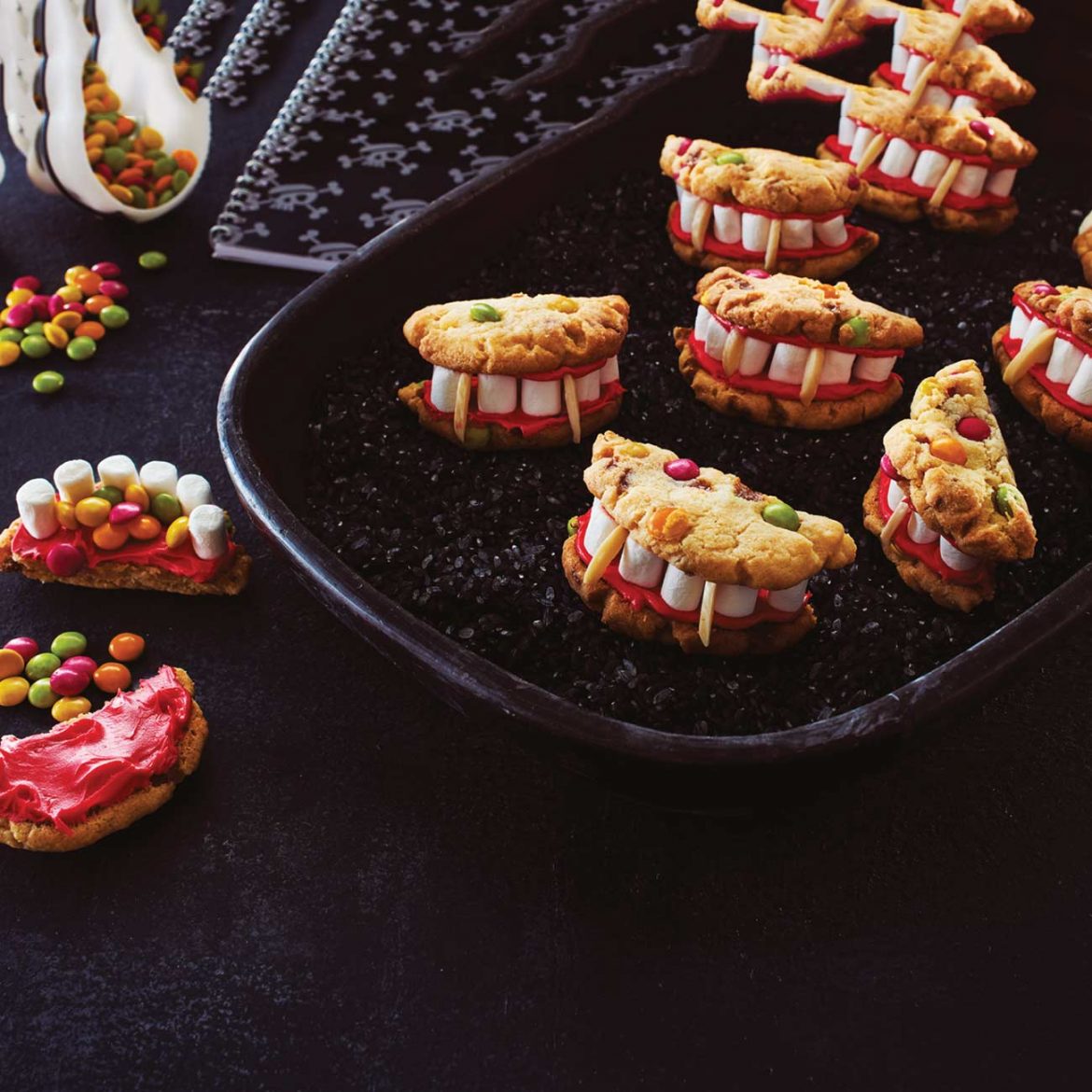 Halloween falls on a school day this year! To help the kids get into the Halloween spirit you could create a Halloween lunch box with some of these spooky Halloween lunchbox snack ideas for kids.